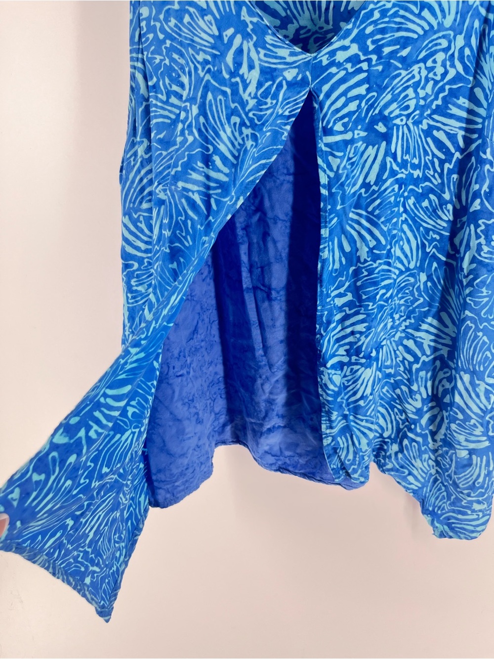 How Bazaar Blue Batik Print Sleeveless Tunic Top S Rayon Asymmetrical Hem - Picture 7 of 9
